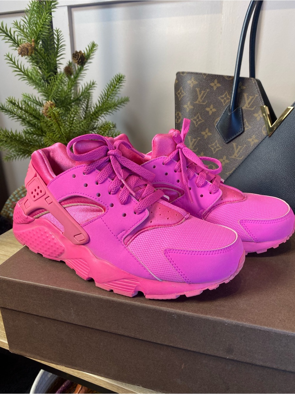 Nike Huarache Run Laser Fuchsia (Pink) Youth Size 7Y/ UK 6